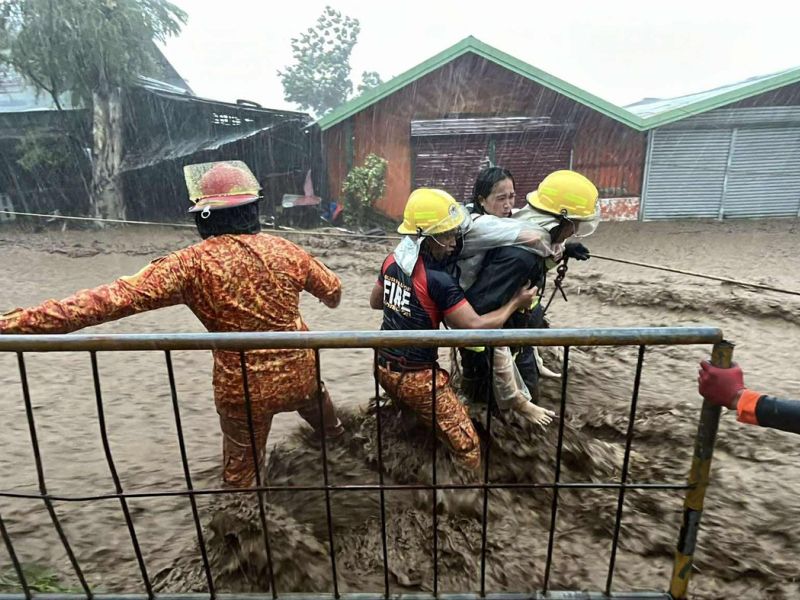 Filipini v ruševinah: Tajfun Kalmaegi vzel najmanj 66 življenj