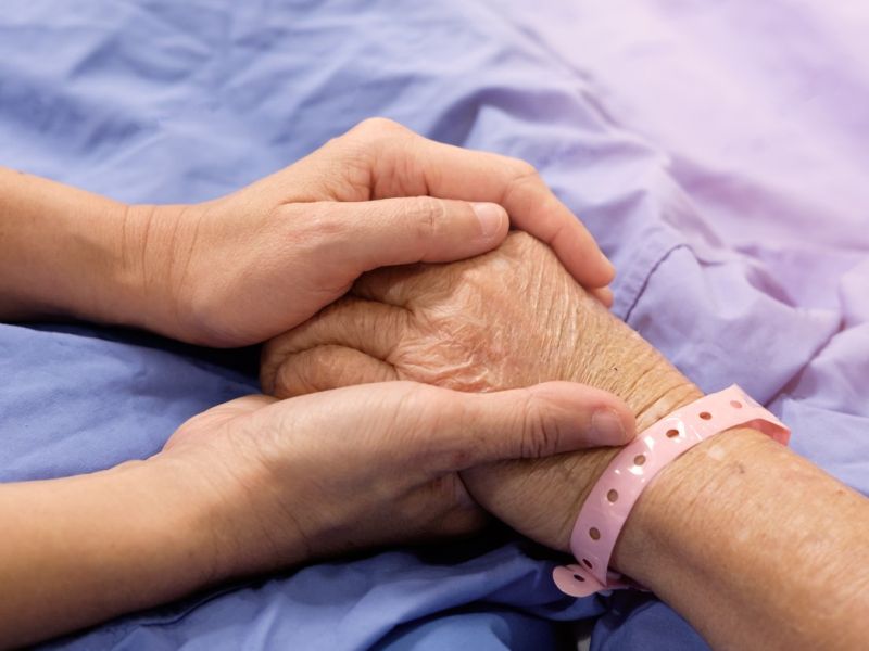 Podporniki pomoči pri prostovoljnem končanju življenja prijavili Cerkev zaradi vpletanja v referendumsko kampanjo