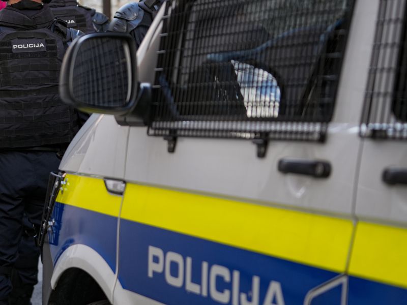 V Tolminu vandali poškodovali avtobus in povzročili za tisoč evrov škode