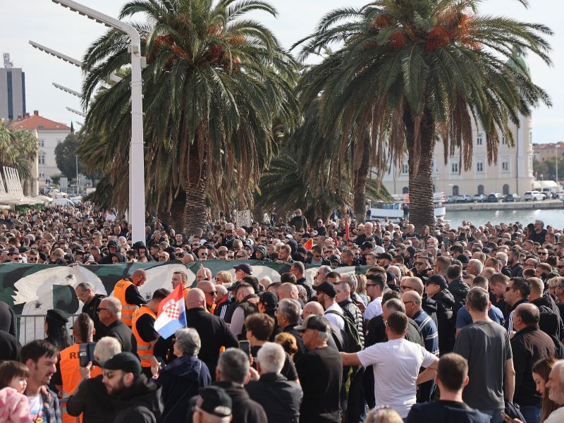 V Splitu protest zaradi pripora navijačev po incidentu na srbskem kulturnem dogodku