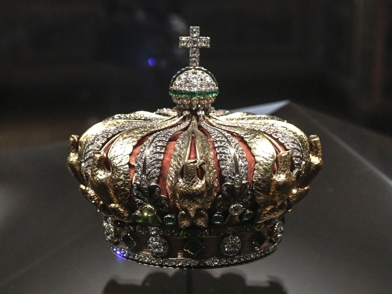 Krona cesarice Evgenije se vrača v Louvre: tatovi so jo poškodovali