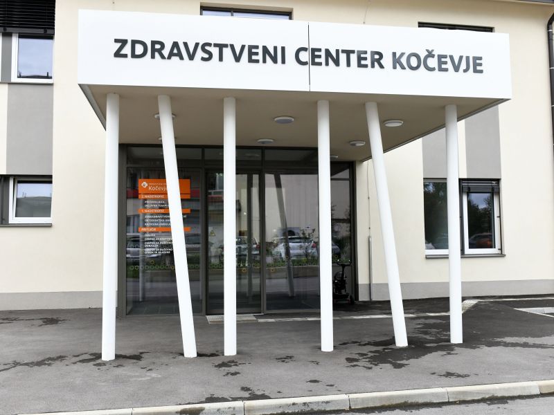 Prijeli mladoletna osumljenca za napad na dijaka pred ZD Kočevje