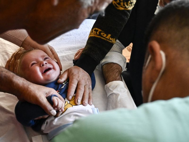 V Italiji v hišnem priporu zdravnik, ki je brez licence obrezoval dečke