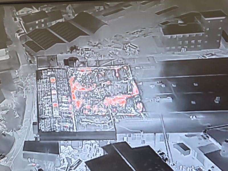 Požar v Radomljah: na terenu 150 gasilcev, prebivalci naj zaprejo okna