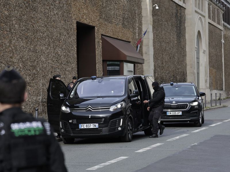 Nekdanji francoski predsednik Sarkozy izpuščen iz zapora