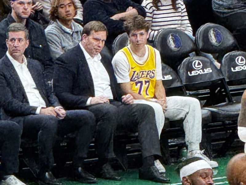 Lastniku Dallasa kazal sredinca, zdaj sedel zraven v dresu Lakers 77 in ...