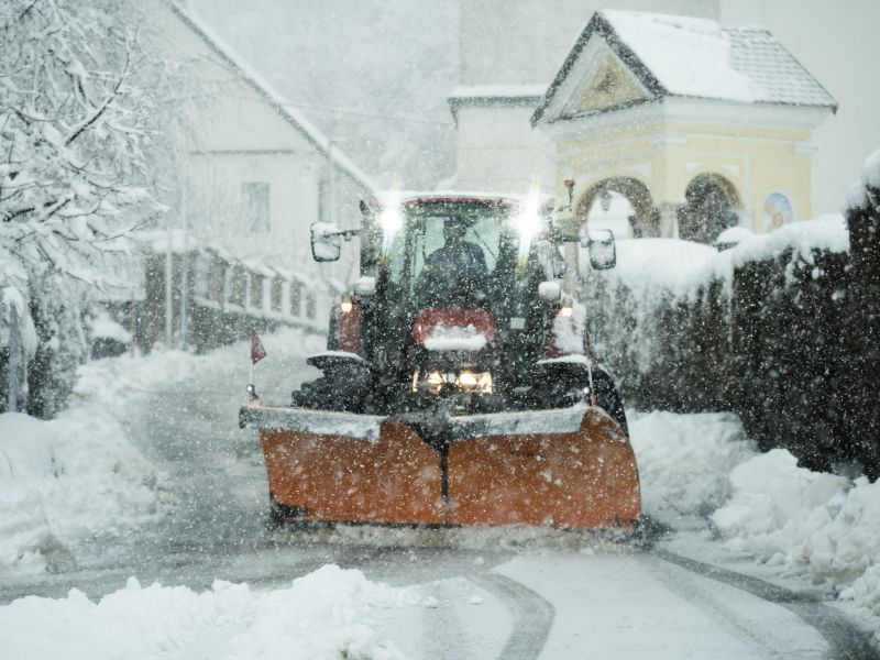 Mraz, sneg, veter: Kaj pripada komunalcem, poštarjem, dostavljavcem?