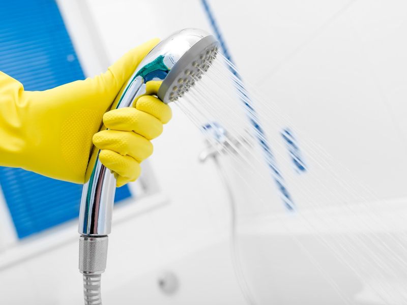 Čudežen trik, ki odstrani trdovratne madeže s tuša. Ga že poznate?