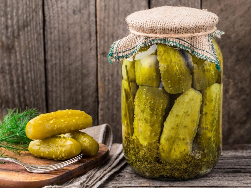 Pozor: Kaj se zgodi, če pojeste preveč kislih kumaric?