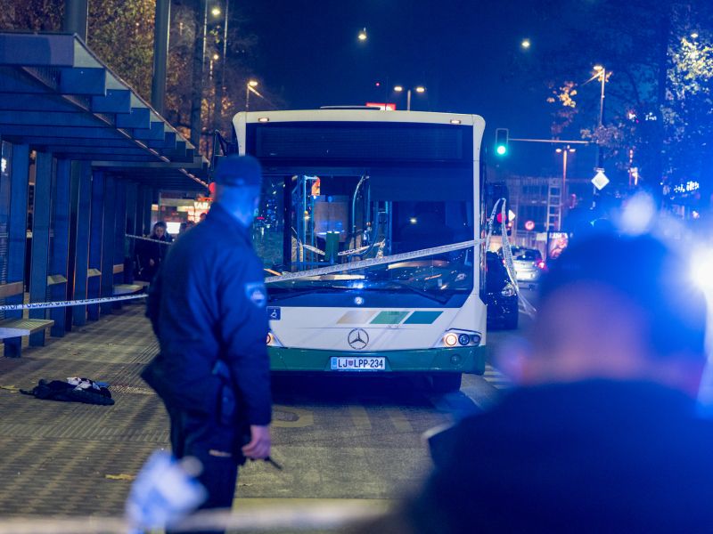 Na Bavarskem dvoru z nožem napadel voznika avtobusa in zbežal