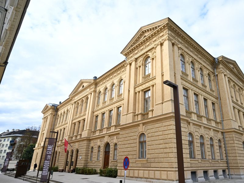 V Celovcu provokacija s transparentom z rdečo peterokrako zvezdo