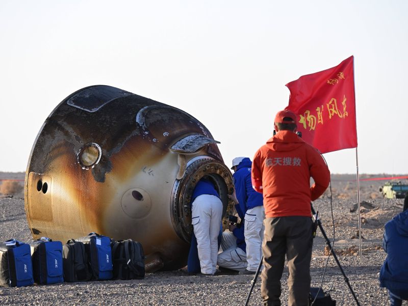 Kitajski astronavti in štiri miške po težavah znova na Zemlji