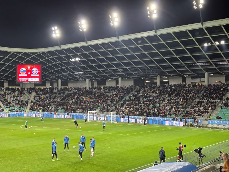 Žvižgi za Slovence: Navijači Kosova na nož pričakali Kekovo četo (video)