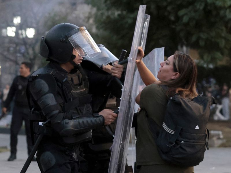 Protest proti predsednici: Spopadi s policijo, številni poškodovani