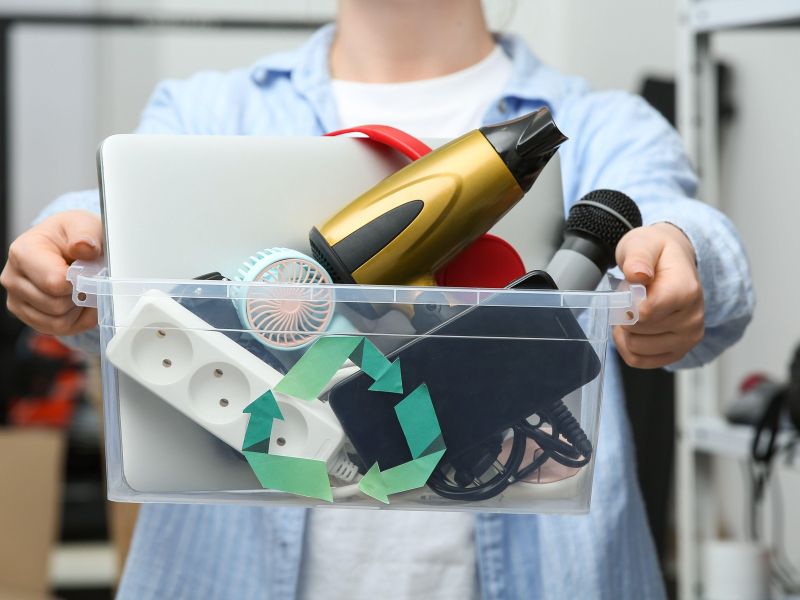 Odslužene električne naprave predstavljajo nevarnost, če jih odvržemo med mešane odpadke