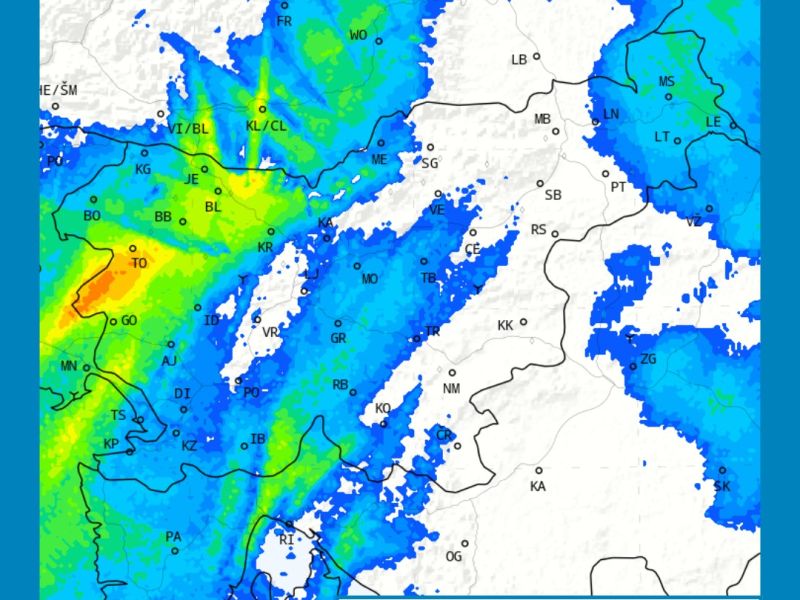 Na Tolminskem poplave in zemeljski plazovi, ponoči nato sneženje do nižin?