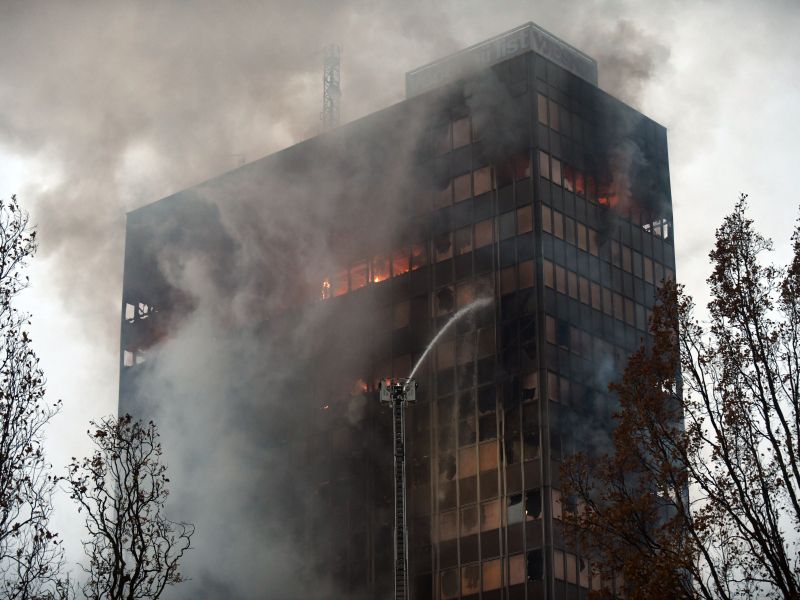 Nebotičnik v Zagrebu po požaru: Gasilci se prebijajo v zadnja nadstropja