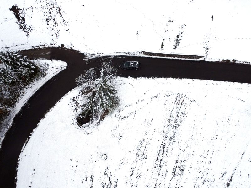 Močni sunki vetra in sneg do nižin, v četrtek nova sprememba