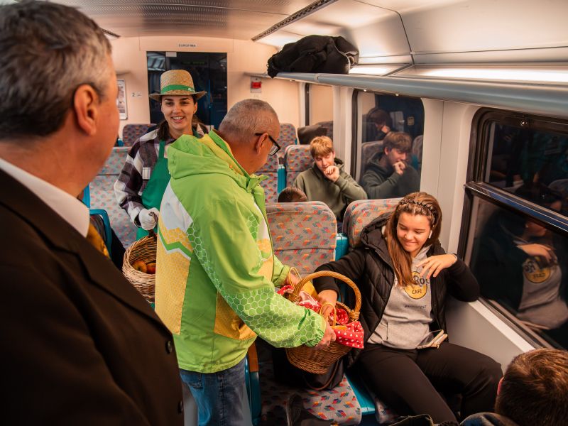 Na jutranjem vlaku med Mursko Soboto in Ptujem delili med in jabolka