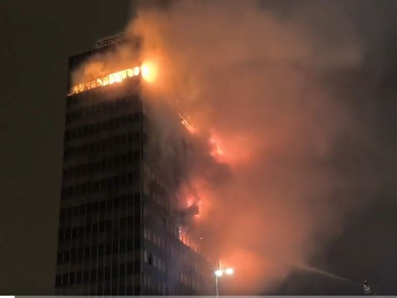 Velika drama v Zagrebu: V plamenih znameniti nebotičnik (video)