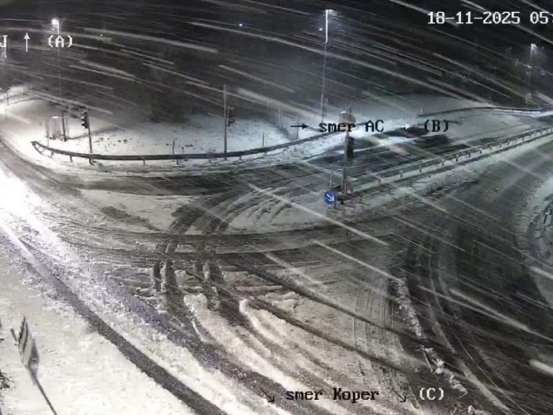 Sneg in poledica ponekod po državi ohromila promet (foto)