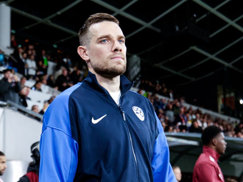 Elšnik nagovarjal novinarje, da naj se skrijejo … Njegov nastop je hit