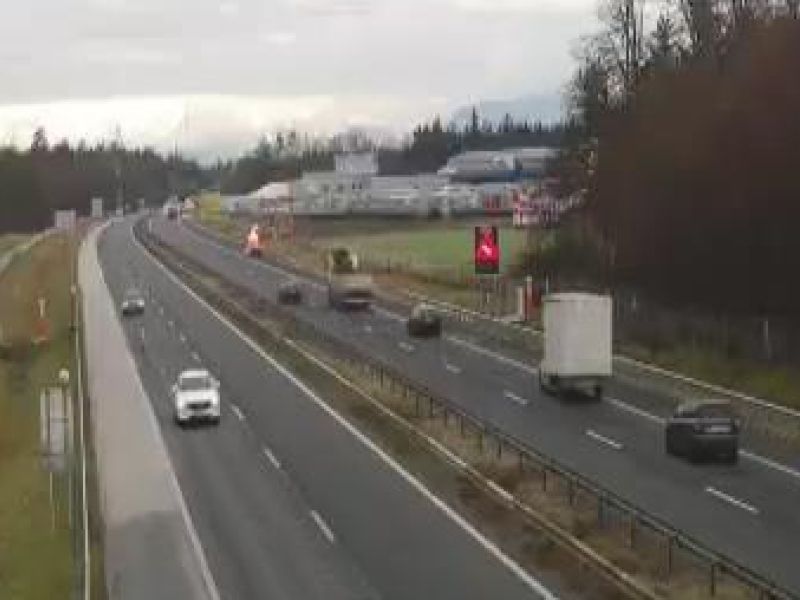 Prometna nesreča ohromila gorenjsko avtocesto pri Kranju proti Jesenicam