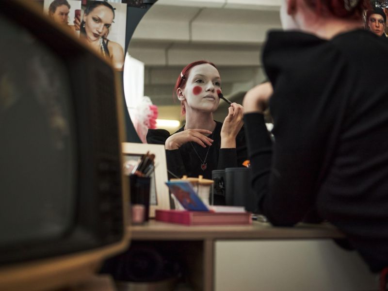 Skriti vpliv sramu: kako določa našo identiteto in vedenje