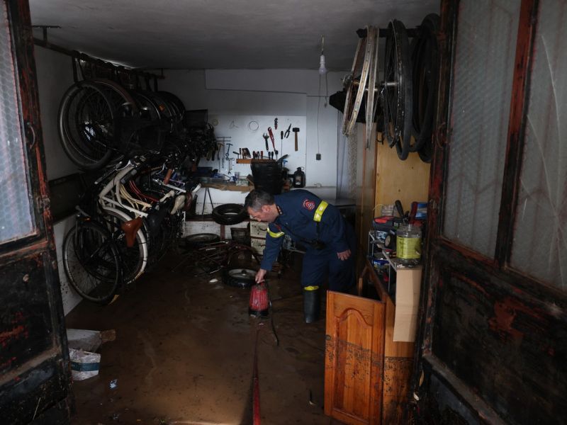Grčijo prizadele uničujoče poplave, na Krfu odrezanih več naselij