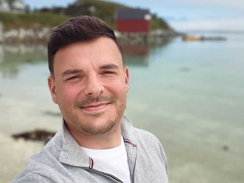 27-letnega vplivneža našli mrtvega v stanovanju