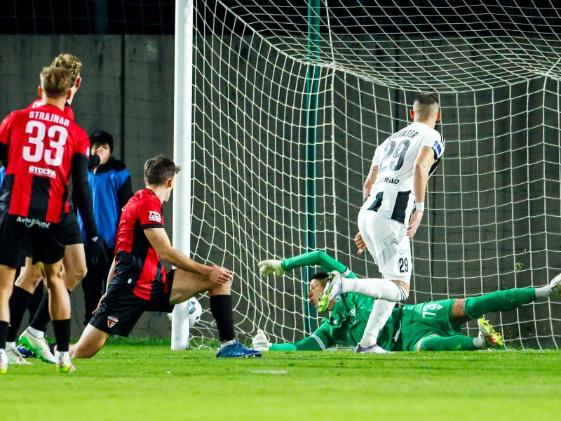 Kakšna redkost - veselje Mure trikrat prekinila dvignjena zastavica (video)