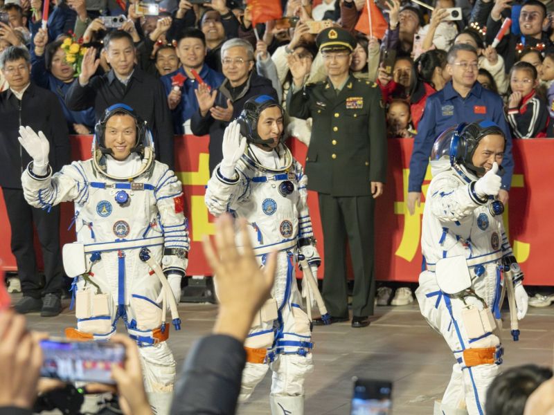 Kitajska izstrelila prazno raketo na pomoč tričlanski posadki v vesolju