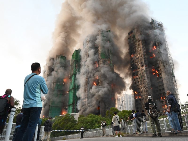 V požaru stolpnic v Hong Kongu najmanj 36 mrtvih, skoraj 300 pogrešanih