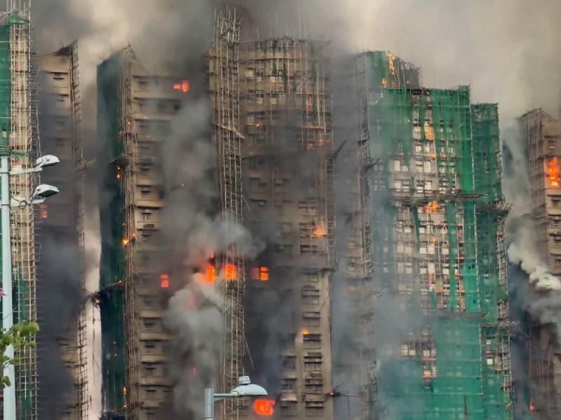 Gori več stolpnic: Štirje mrtvi, več ljudi še vedno ujetih