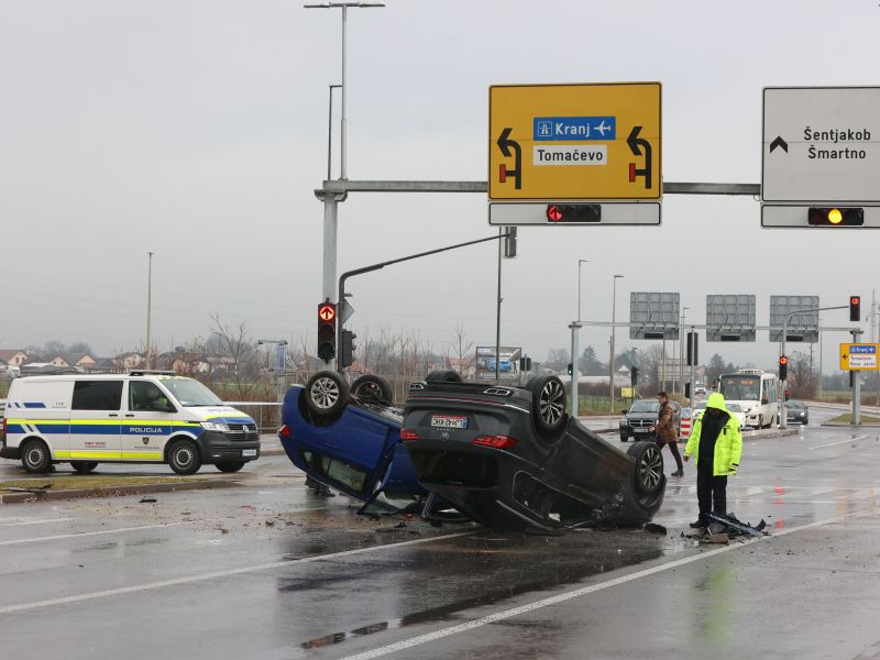 Na Šmartinski dva avtomobila na strehi, promet obstal (foto)