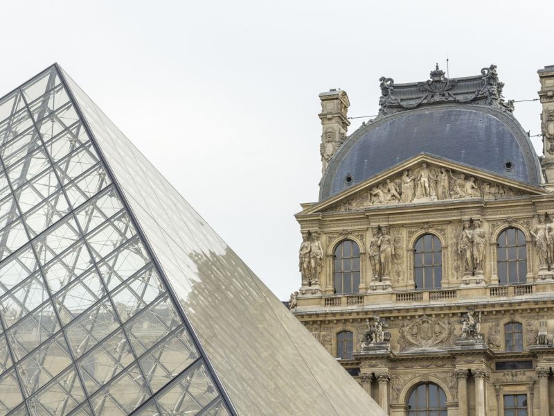 Hollywood pripravlja dokumentarni film o spektakularnem vlomu v Louvre