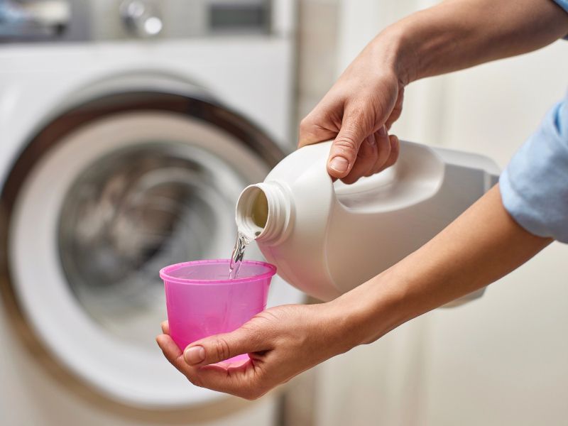 Napačna uporaba mehčalca uničuje perilo, kje in kako ga dodati?