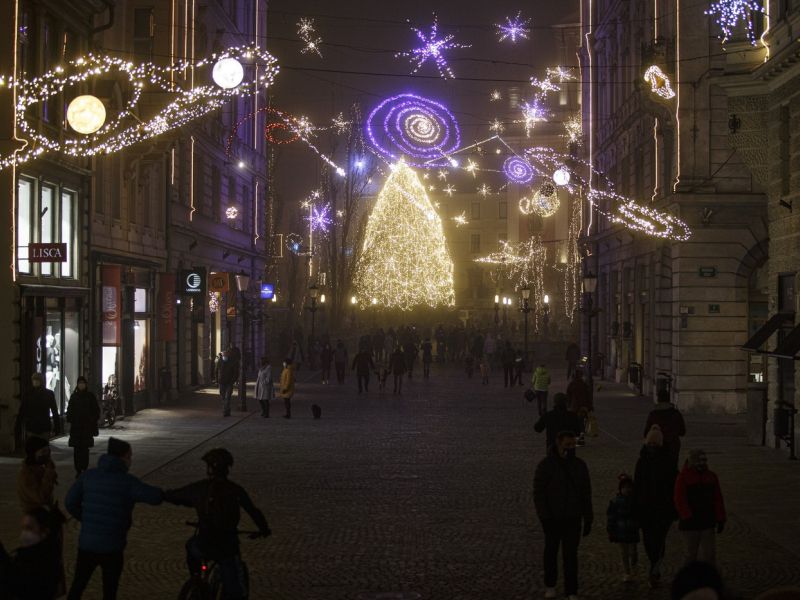 Maribor in Ljubljana vstopata v praznični čas s prižigom luči