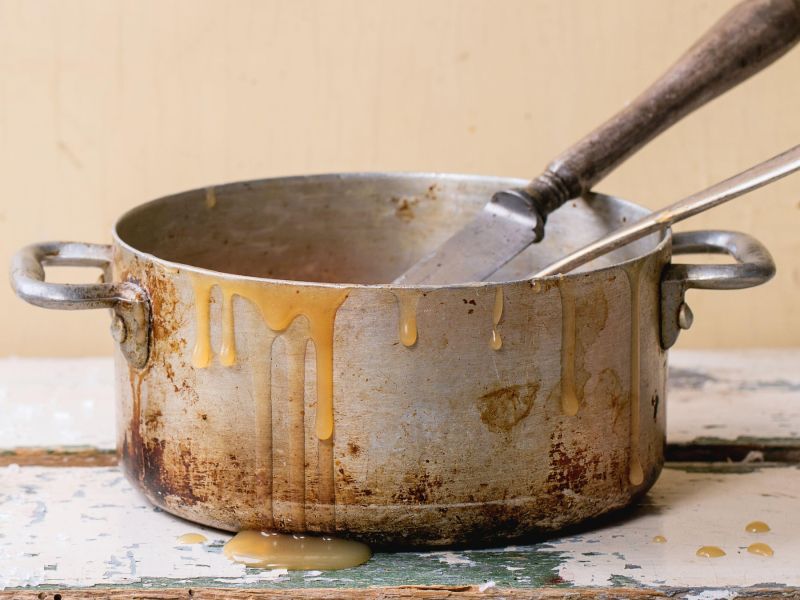 Zažgana ponev bo čista v 15 minutah, tole morate preizkusiti