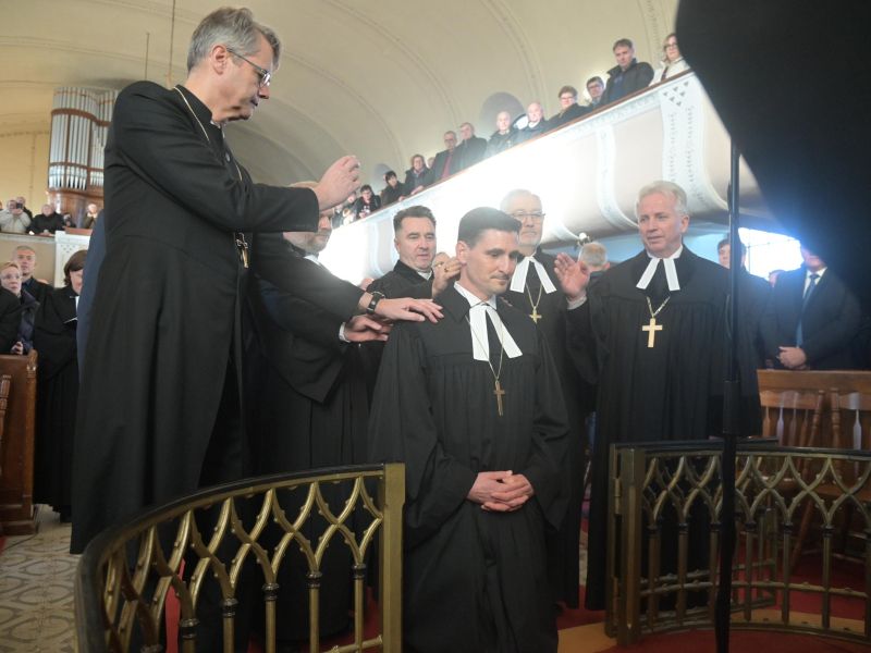 Erniša si je ob umestitvi zaželel cerkev zvesto evangeliju in odprto svetu