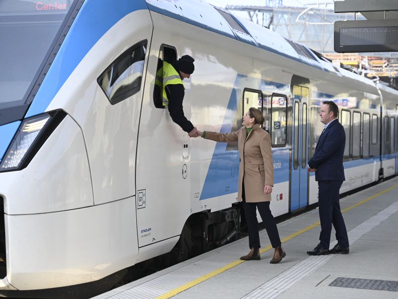 Po novih tirih ljubljanske postaje pripeljal prvi potniški vlak