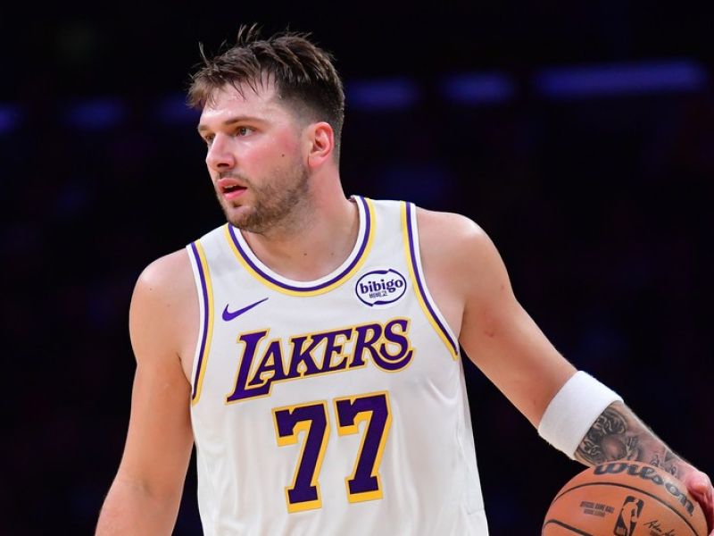 Dončić zabil trojko, na glavi pa ... top napoved božičnega nastopa (video)