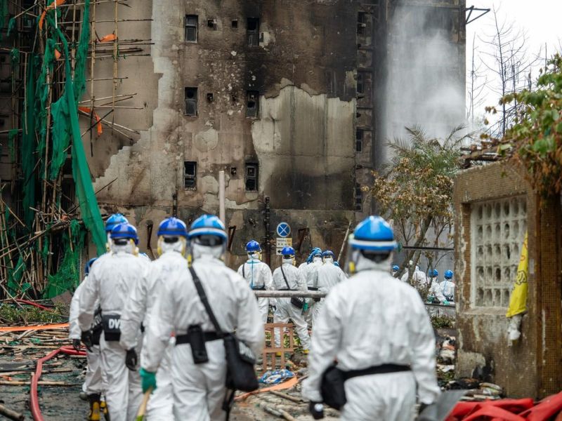 Po smrtonosnem požaru v Hongkongu aretirali 13 ljudi zaradi suma uboja