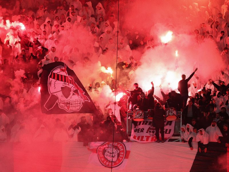 Brutalno so jih pretepli in popljuvali lastni navijači, nogomet v šoku