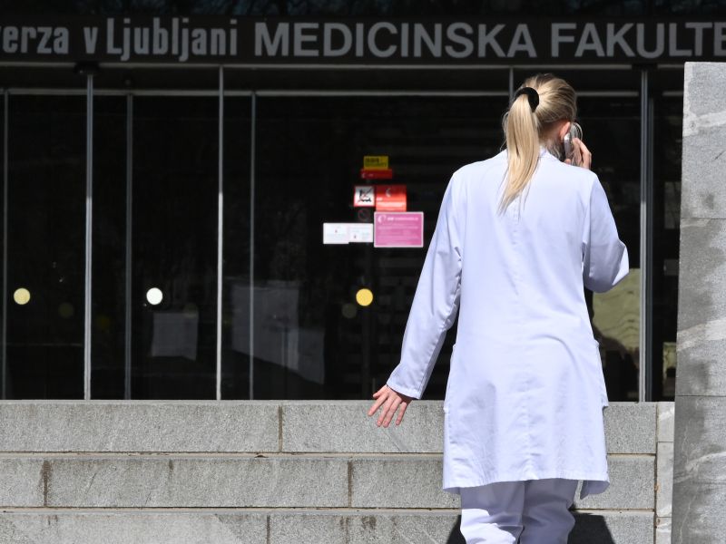 Vlada za izbiro specializacije urgentne medicine ponuja tak znesek