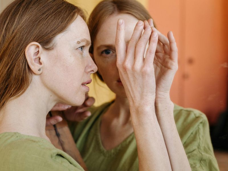 Kako prenehati živeti za potrditve drugih – in začeti izbirati sebe