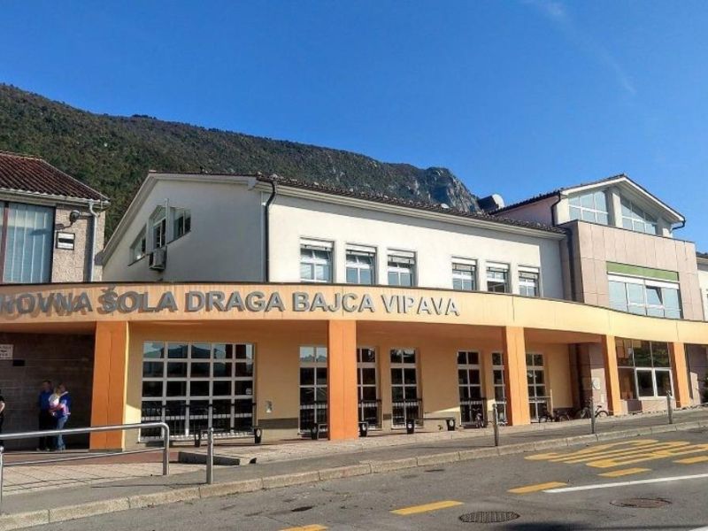 V Vipavi alarm zaradi uhajanja amonijaka, evakuirali osnovno šolo