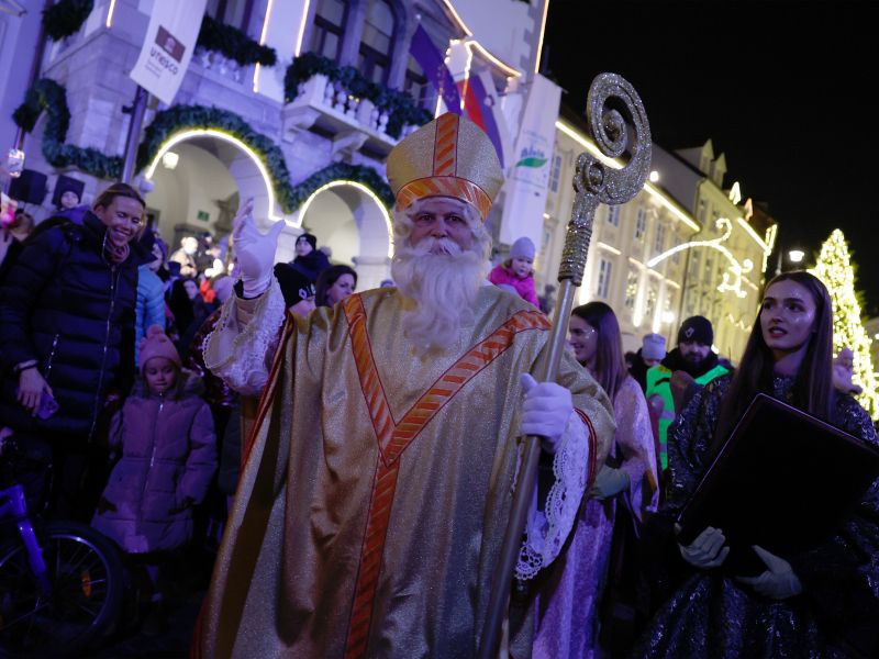 Miklavž na poti po državi: Kje vse je že razveselil otroke? (foto)