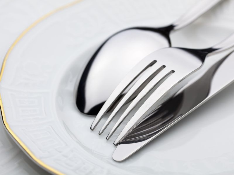 Kaj se zgodi, če v pomivalni stroj dodate aluminijasto folijo