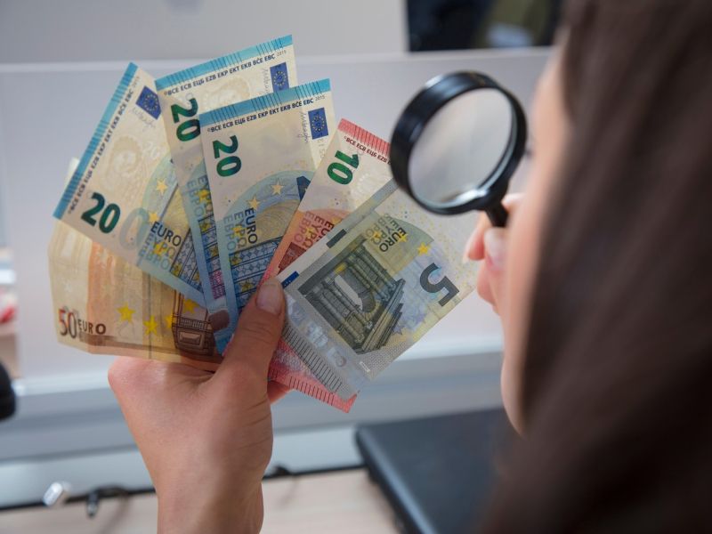 Ponarejene bankovce vnovčili v Ljubljani, odkrili pa so jih v Mariboru